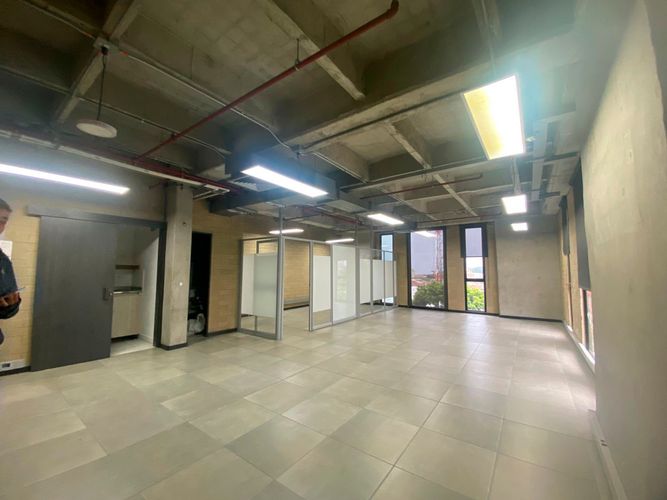 Oficina en arriendo en El Poblado, Medellín, 77 m² · foto 4 de 8