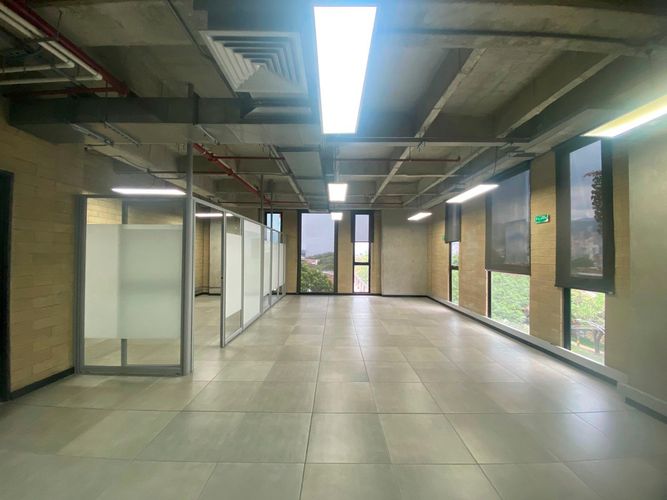 Oficina en arriendo en El Poblado, Medellín, 77 m² · foto 6 de 8