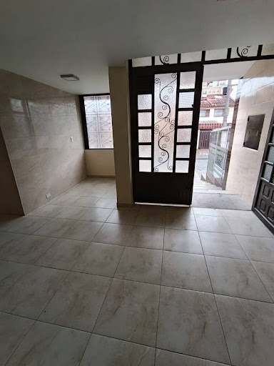 Casa en venta en Quinta Paredes, Bogotá · foto 2 de 24