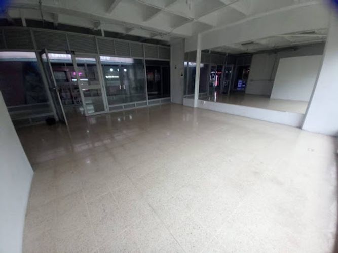 Local en arriendo en Manrique Central, Medellín, 45 m² · foto 2 de 9
