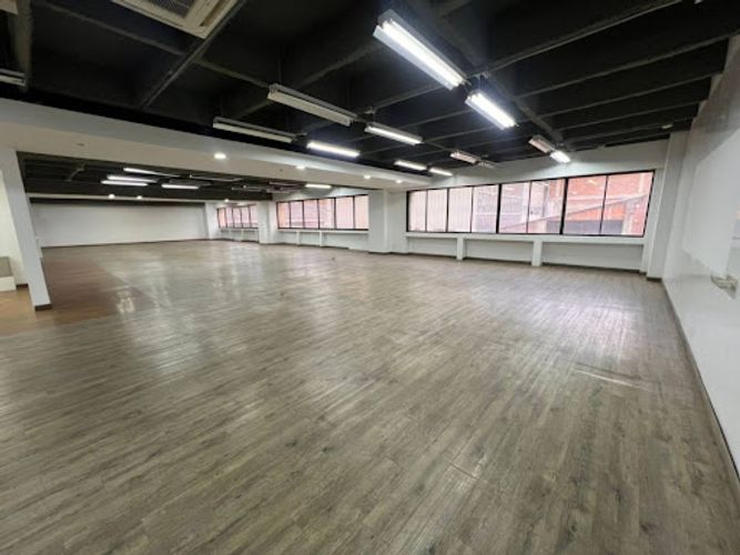 Oficina en arriendo en La Esmeralda, Itagüí, 659 m² · foto 4 de 21