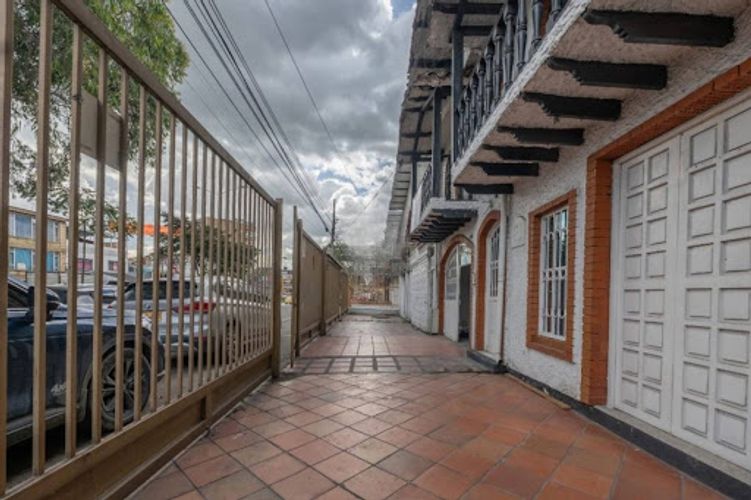 Casa de 8 alcobas en venta en Los Alcazares, Bogotá, 1120 m² · foto 8 de 10
