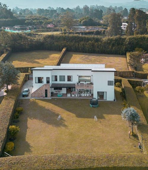 Casa de 6 alcobas en venta en Llano Grande, Rionegro, 400 m² · foto 2 de 14
