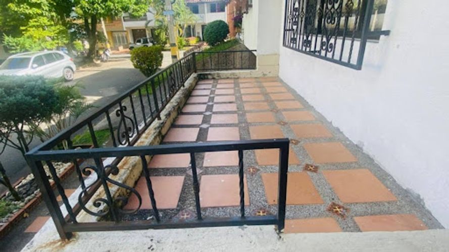 Casa de 5 alcobas en arriendo en Santa Teresita, Medellín, 300 m² · foto 2 de 24