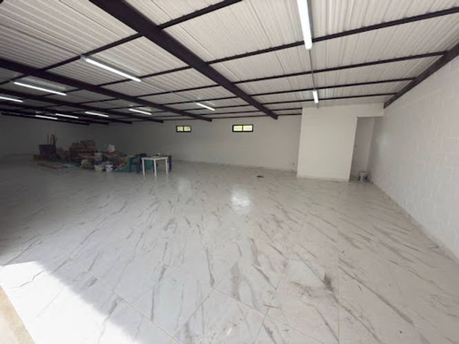 Local en arriendo en Pajarito, Medellín, 200 m² · foto 2 de 7
