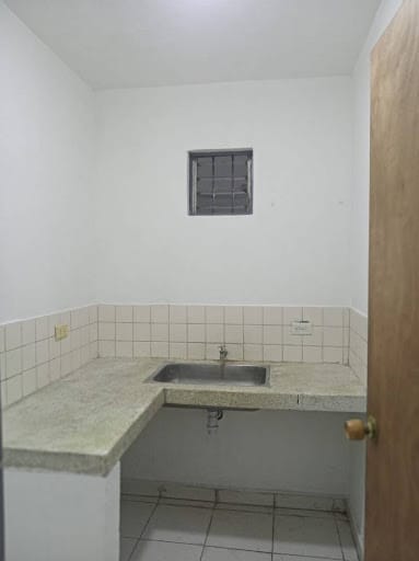 Bodega en arriendo en Perpetuo Socorro, Medellín, 140 m² · foto 3 de 7