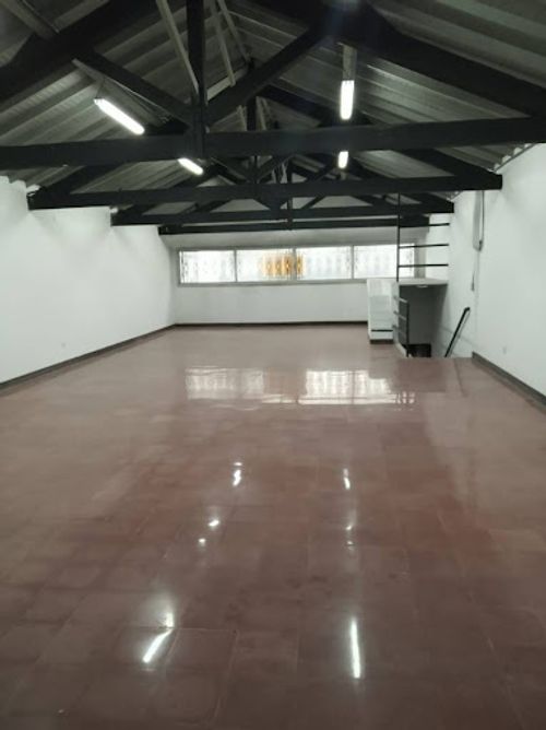 Bodega en arriendo en Perpetuo Socorro, Medellín, 140 m² · foto 2 de 6