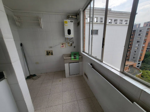 Apartamento en arriendo en Castropol, Medellín · foto 3 de 24