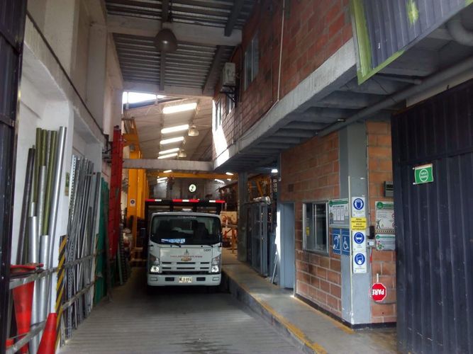 Bodega en venta en Camparola, Itagüí, 1364 m² · foto 2 de 5