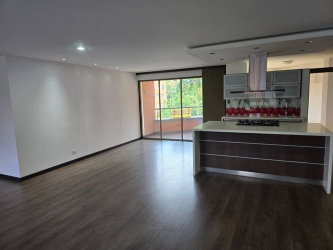 Apartamento de 3 alcobas en venta en Castropol, Medellín, 150 m² · foto 2 de 20