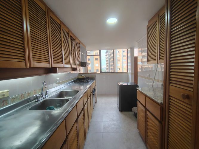 Apartamento de 3 alcobas en arriendo en El Poblado, Medellín, 144 m² · foto 9 de 18