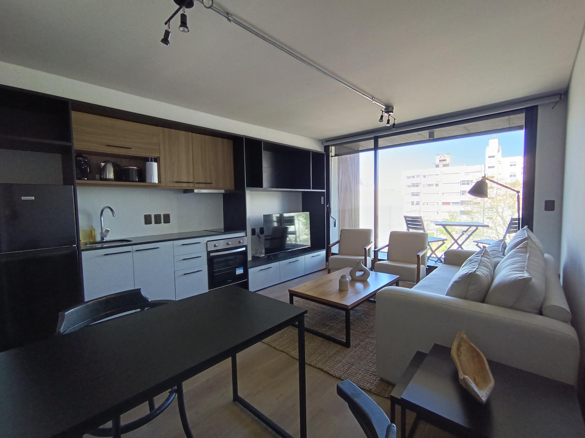 Apartamento de un ambiente totalmente equipado con muebles de diseño, muy buena distribución y balcón.