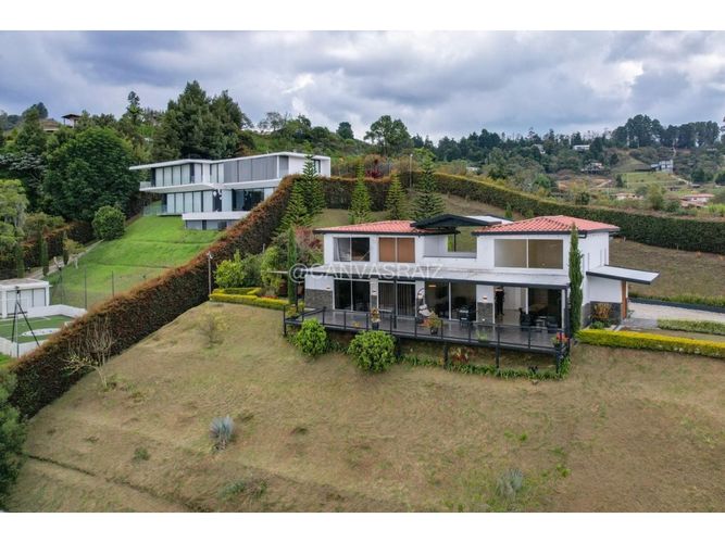 Casa de 3 alcobas en venta en Guarne, 280 m² · foto 2 de 24