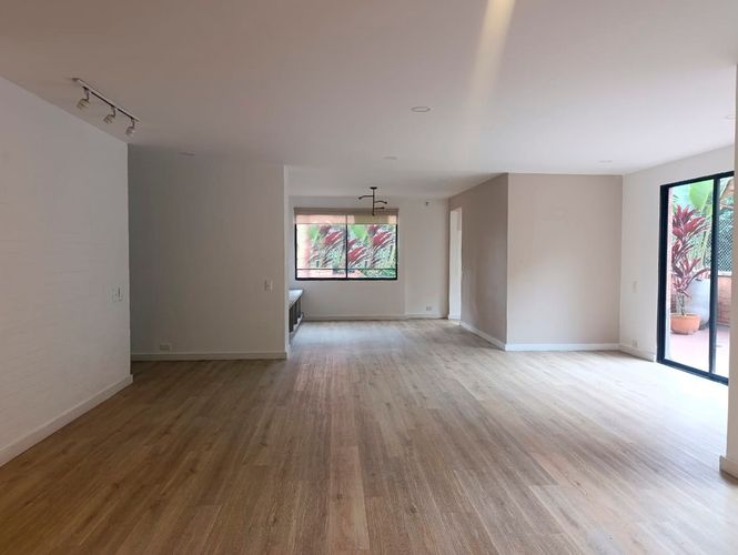 Apartamento de 2 alcobas en venta en El Poblado, Medellín, 120 m² · foto 2 de 18