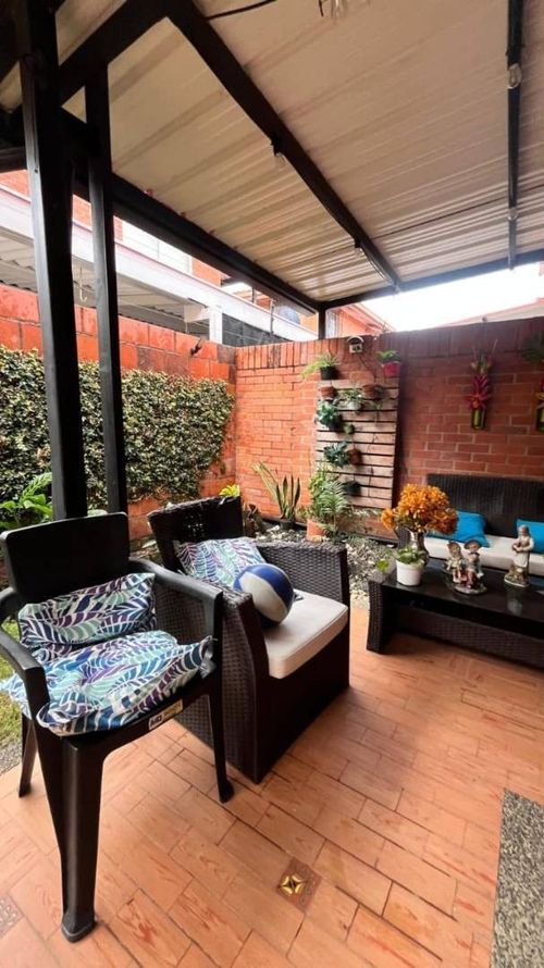Casa de 5 alcobas en venta en El Castillo, Jamundí, 267 m² · foto 3 de 11
