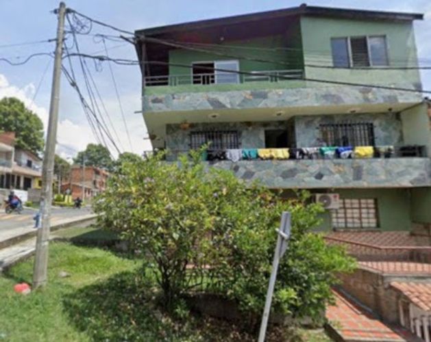 Casa de 3 alcobas en venta en Florencia, Medellín, 690 m² · foto 2 de 5