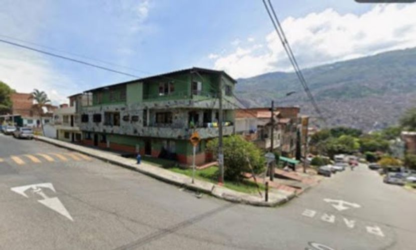 Casa de 3 alcobas en venta en Florencia, Medellín, 690 m² · foto 4 de 5