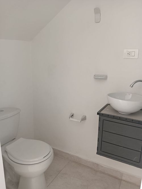 Local en arriendo en Florida Nueva, Medellín, 16 m² · foto 2 de 3