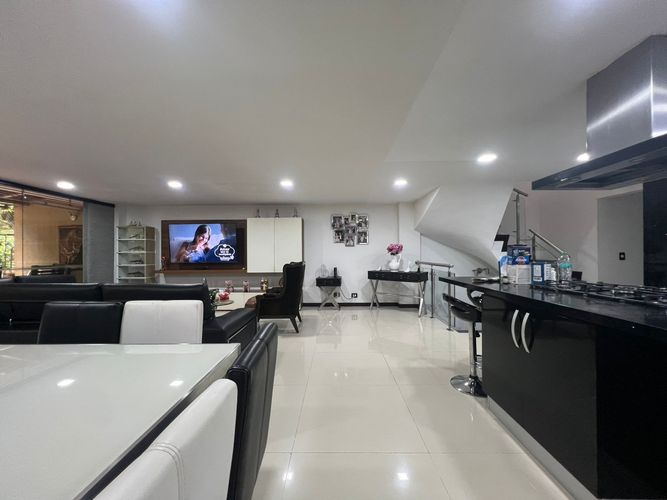 Casa de 6 alcobas en venta en La Pradera, Envigado, 367 m² · foto 2 de 20