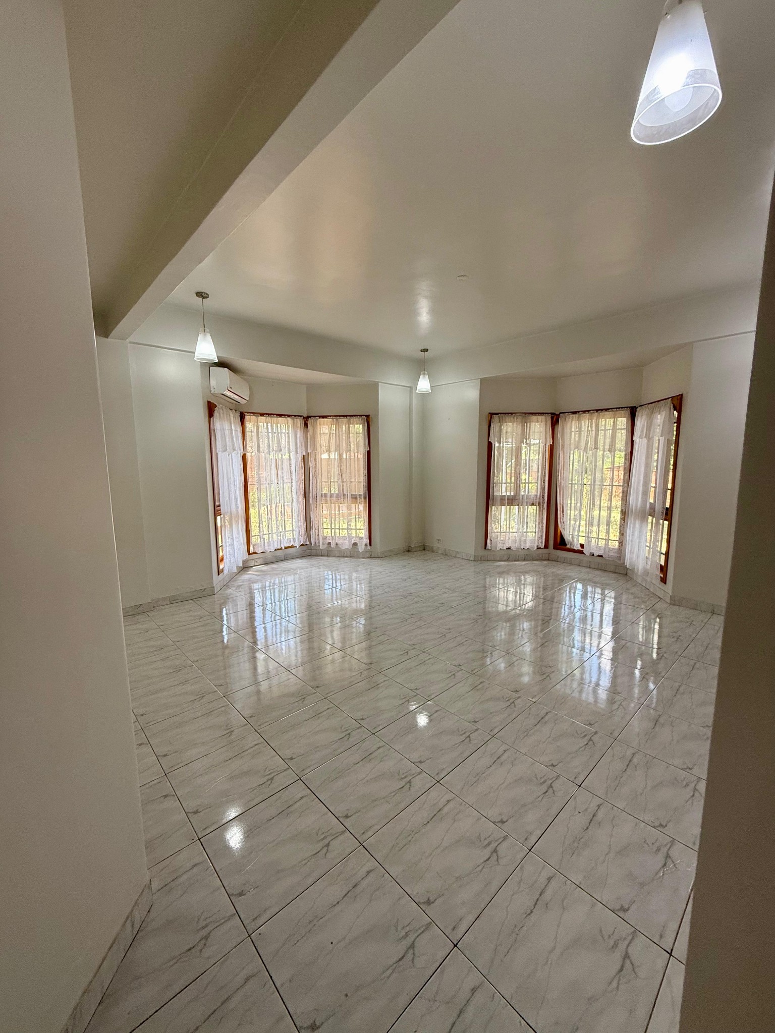 Exclusiva Casa Quinta en Mariano Roque Alonso: Salón Multiuso, Quincho, Piscina y Depósito, ideal para eventos y disfrute familiar, sobre la calle Boquerón, con 360 m2 edificados y 1632 m2 de superficie — foto 3
