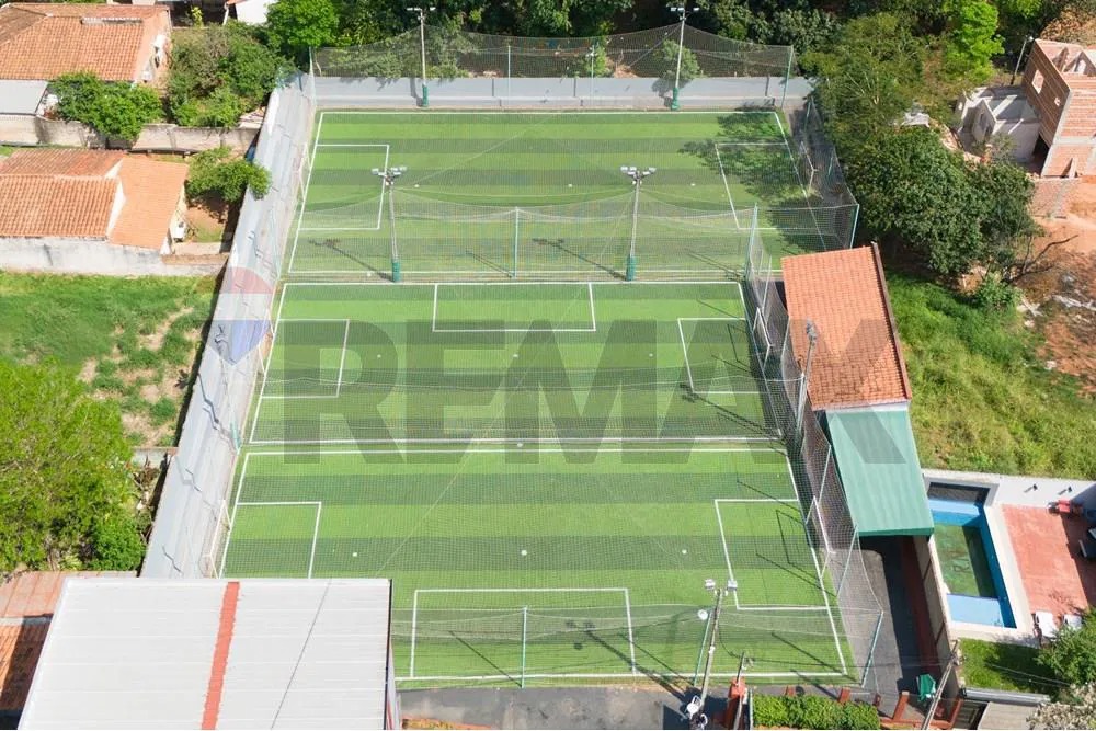 AMPLIO LOCAL COMERCIAL / COMPLEJO DEPORTIVO EN ÑEMBY EN VENTA — foto 2