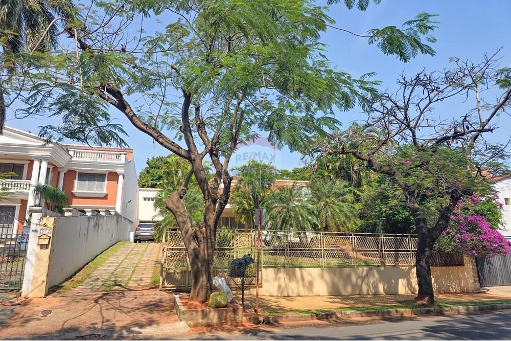 CASA CON AMPLIO TERRENO EN ASUNCIÓN - MARISCAL. LOPEZ EN VENTA — foto 2