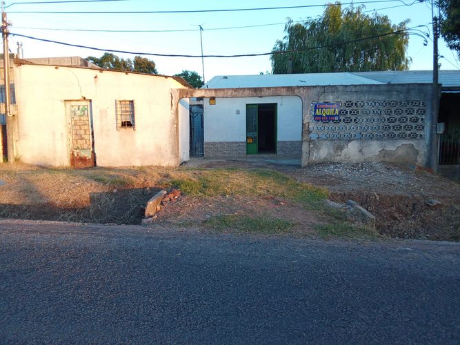 SE VENDE CASA EN BARRIO OBELISCO, LAS PIEDRAS, CANELONES.