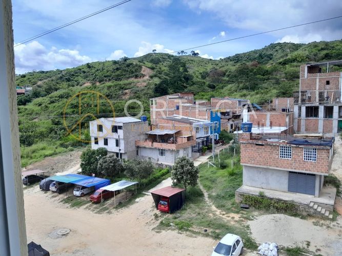 Apartamento de 3 alcobas en venta en Urbanizacion Cataluña, Girón, 43 m² · foto 9 de 10