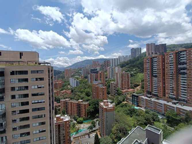 Apartamento de 3 alcobas en arriendo en Castropol, Medellín, 120 m² · foto 4 de 17