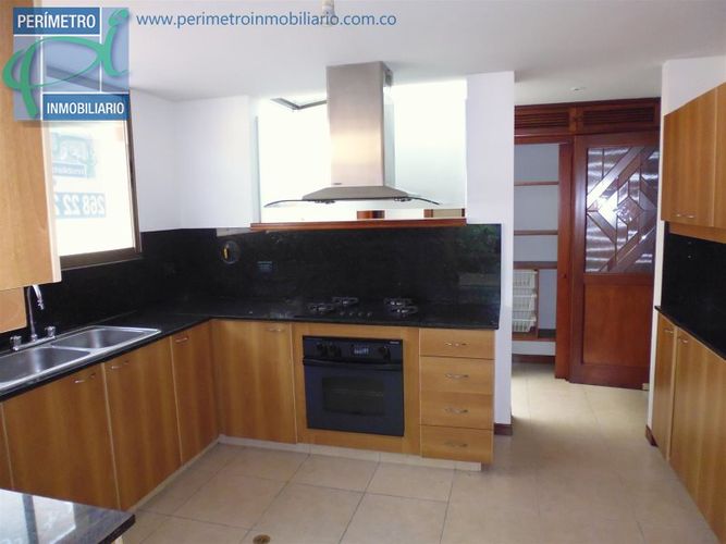 Casa de 3 alcobas en venta en El Tesoro, Medellín, 197 m² · foto 4 de 14