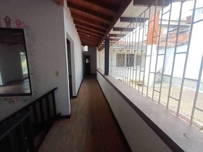 Casa de 5 alcobas en arriendo en Lalinde, Medellín, 300 m² · foto 7 de 23