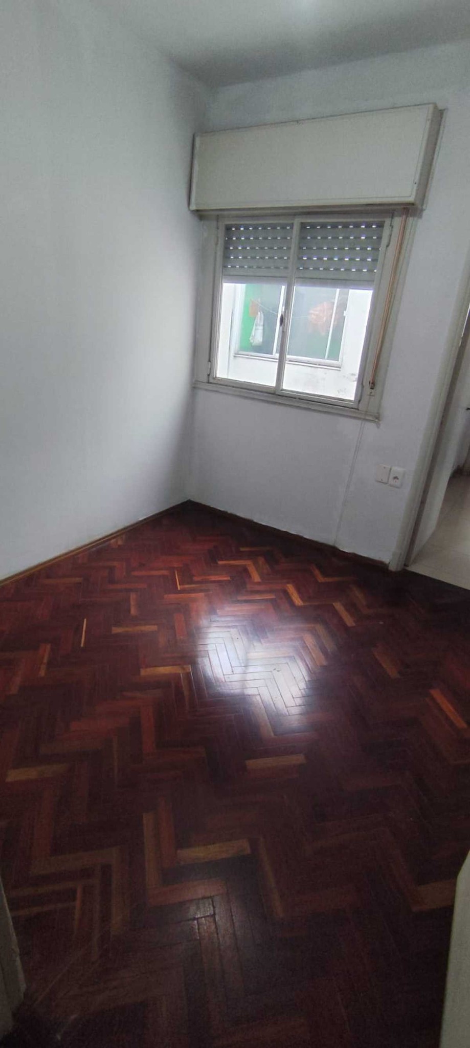 Av Millán y Sitio Grande. De Categoría . 2do piso x esc. contrafrente muy soleado 1 o 2 dorm , placares , pisos de parquet de buena calidad, acceso a azotea p/tender ropa!!! - Principal