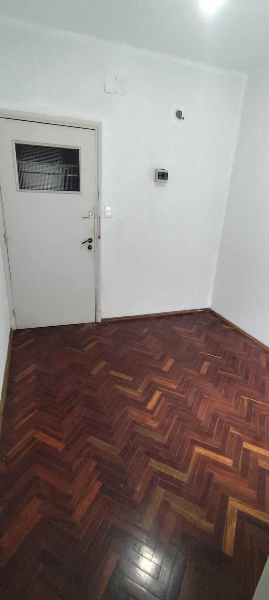 Av Millán y Sitio Grande. De Categoría . 2do piso x esc. contrafrente muy soleado 1 o 2 dorm , placares , pisos de parquet de buena calidad, acceso a azotea p/tender ropa!!! - Vista