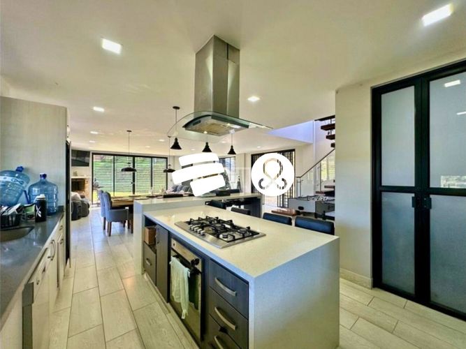 Casa de 4 alcobas en venta en San Luis, Rionegro, 243 m² · foto 2 de 18