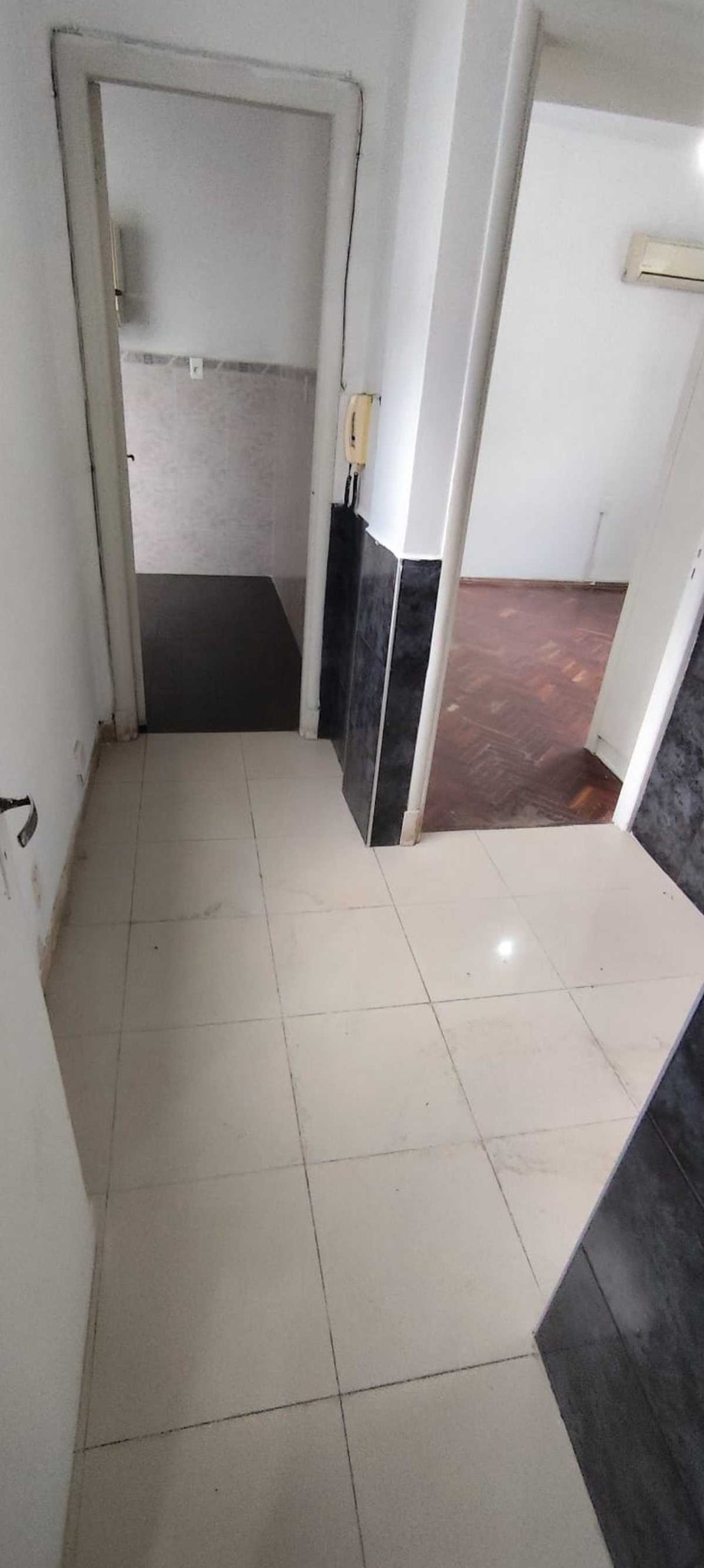 Av Millán y Sitio Grande. De Categoría . 2do piso x esc. contrafrente muy soleado 1 o 2 dorm , placares , pisos de parquet de buena calidad, acceso a azotea p/tender ropa!!! - Detalle