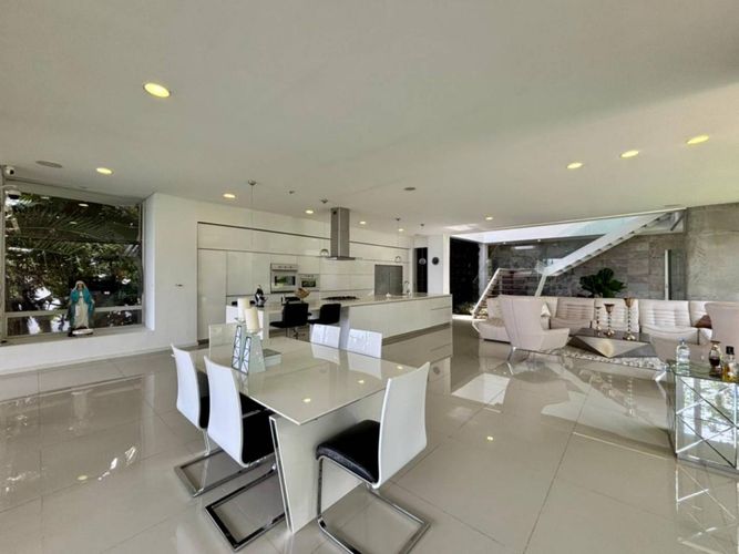 Casa de 4 alcobas en venta en El Poblado, Medellín, 780 m² · foto 2 de 24