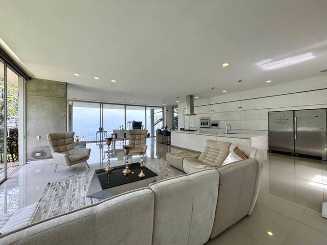 Casa de 4 alcobas en venta en El Poblado, Medellín, 780 m² · foto 3 de 24