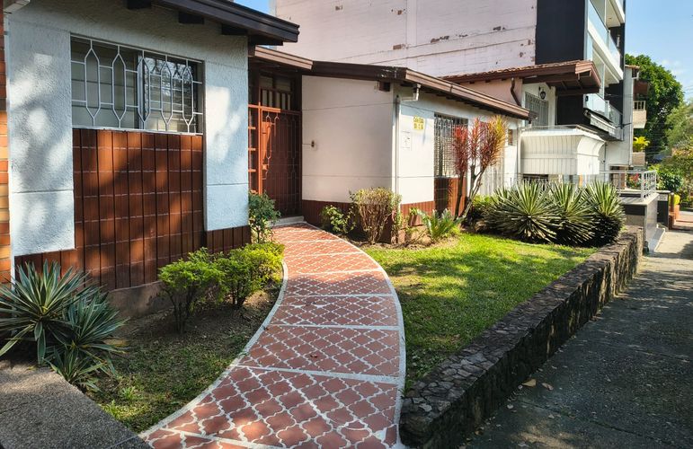 Casa de 3 alcobas en venta en Las Acacias, Medellín, 255 m² · foto 2 de 10