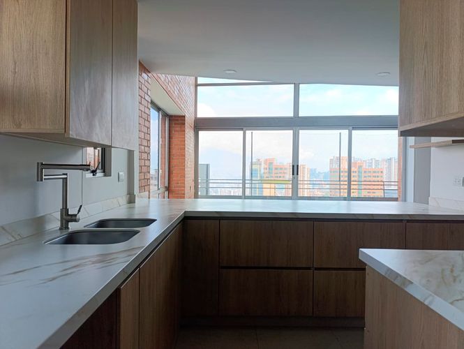 Apartamento de 3 alcobas en arriendo en El Poblado, Medellín, 188 m² · foto 7 de 18
