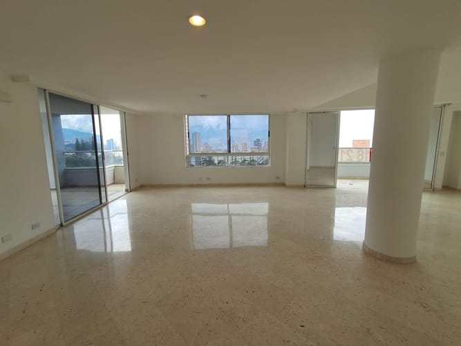 Apartamento de 3 alcobas en arriendo en El Tesoro, Medellín, 312 m² · foto 23 de 24