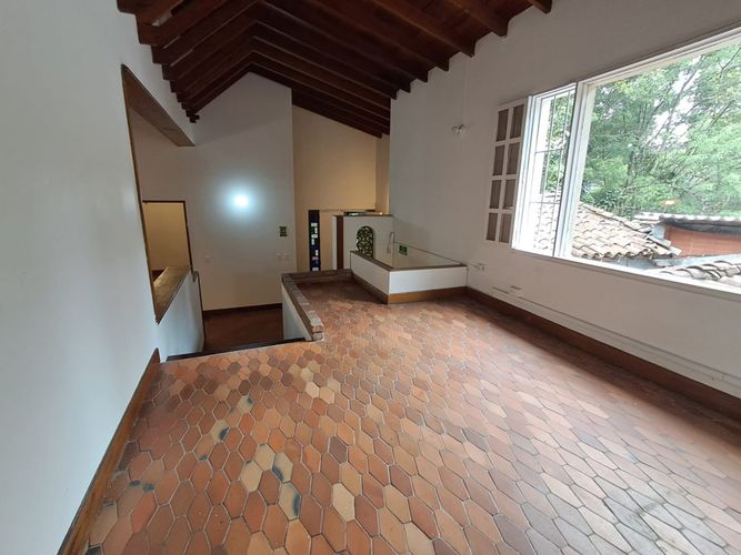 Casa de 3 alcobas en arriendo en Las Lomas No.1, Medellín, 330 m² · foto 4 de 24