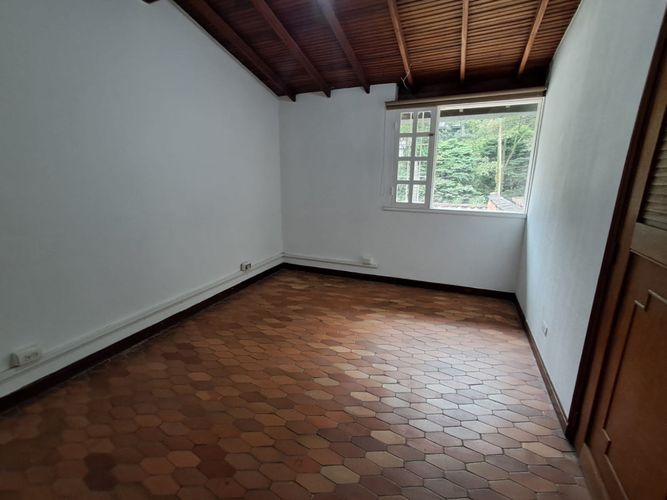 Casa de 3 alcobas en arriendo en Las Lomas No.1, Medellín, 330 m² · foto 11 de 24