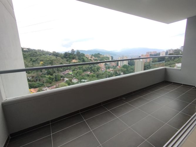 Apartamento de 3 alcobas en arriendo en Camino Verde, Envigado, 99 m² · foto 5 de 16