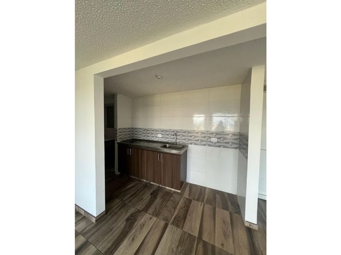 Apartamento de 3 alcobas en venta en Potrero Grande, Madrid, 56 m² · foto 2 de 24