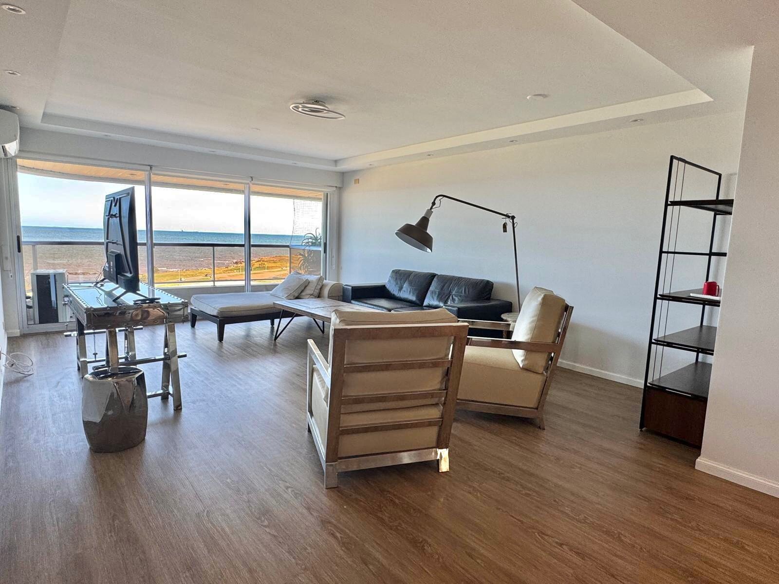 Alquiler apartamento frente al mar · Piso alto · 3 dormitorios + servicio · Vista espectacular · Punta Carretas