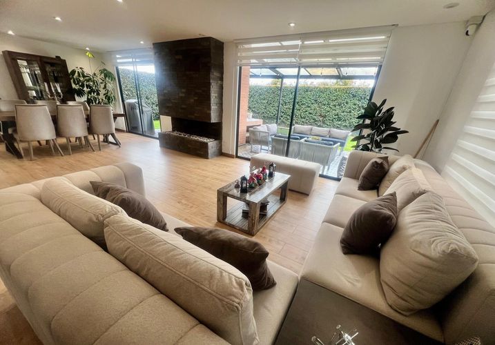 Casa de 3 alcobas en venta en Laura Vicuña, Chía, 330 m² · foto 2 de 22
