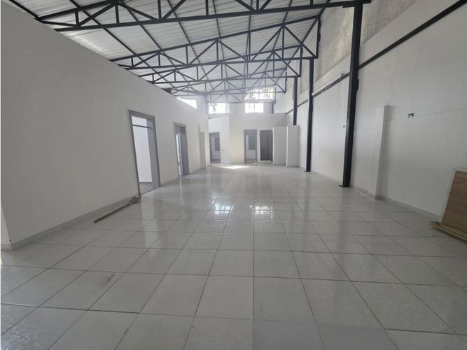 Bodega en arriendo en Bombona No.1, Medellín, 330 m² · foto 2 de 15