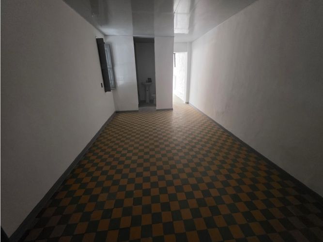Bodega en arriendo en Bombona No.1, Medellín, 330 m² · foto 8 de 15