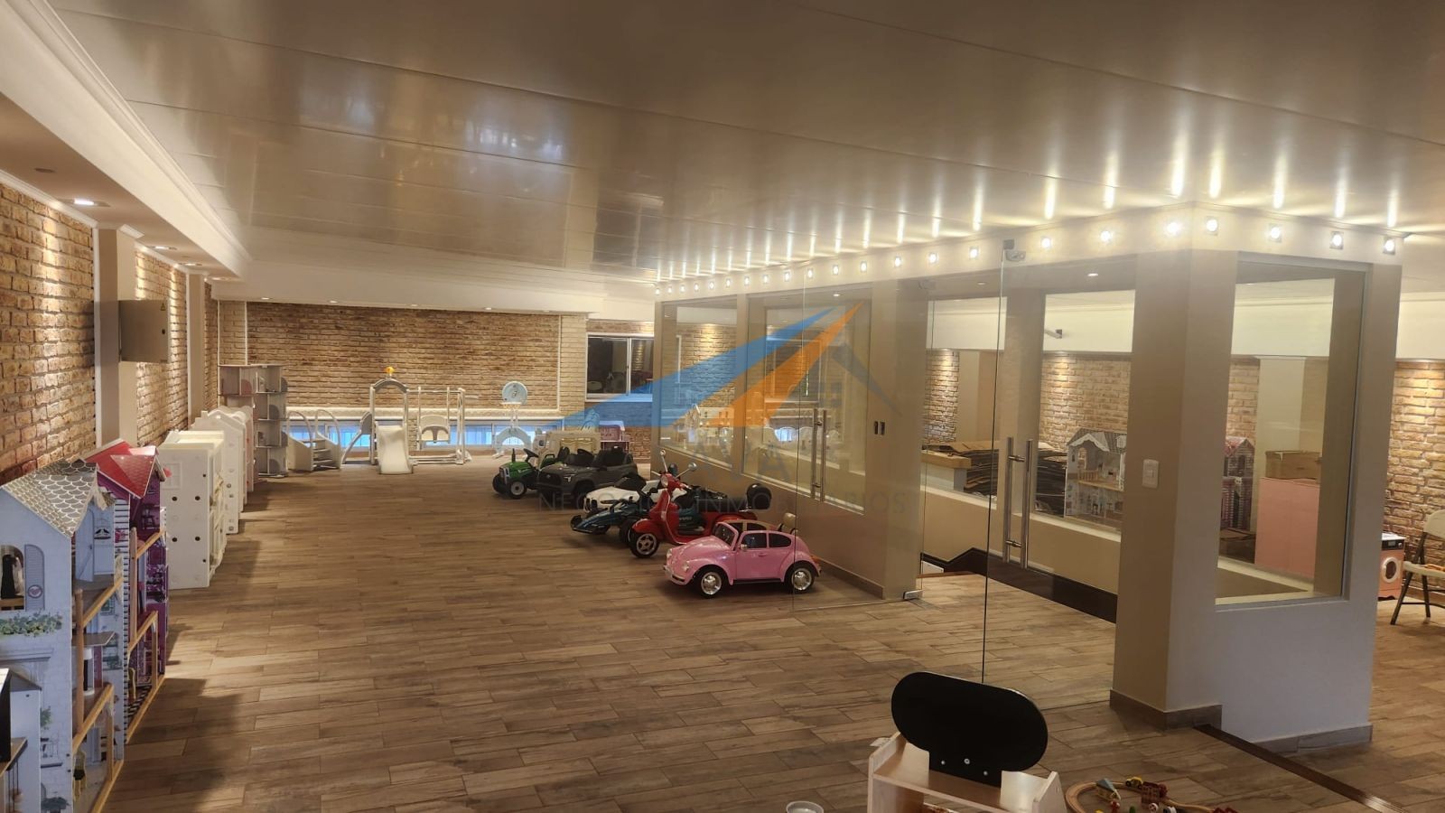 Alquiler Edificio Comercial Brazo Oriental! 700 M². 2 Plantas! Ideal Salón de Fiestas y Eventos!