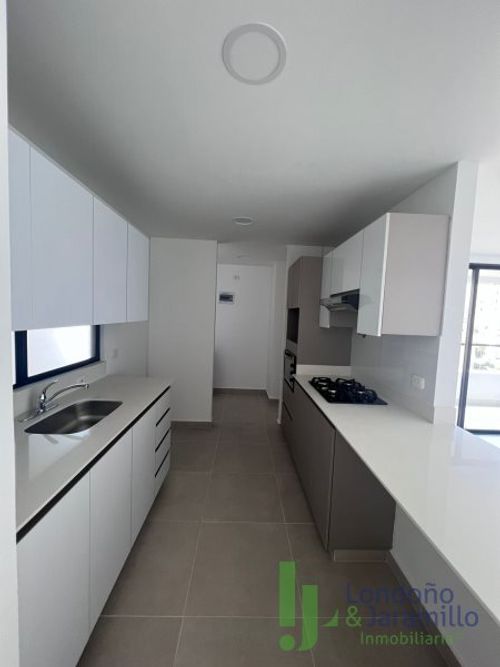 Apartamento de 3 alcobas en arriendo en Castropol, Medellín, 121 m² · foto 2 de 16